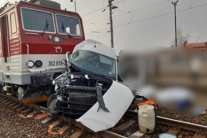 Ilustračný obrázok k článku Zrážka dodávky s vlakom v Žarnovici: Hasiči hlásia dve obete! FOTO z miesta