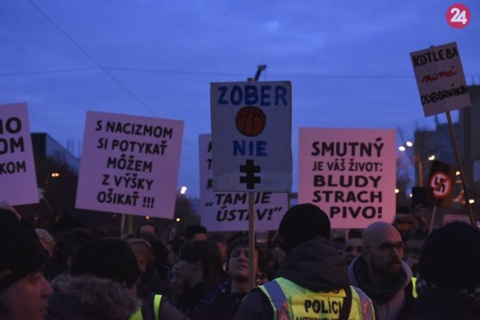Ilustračný obrázok k článku Kotlebovci sa chystajú do Zámkov: Obyvatelia ohlásili tichý protest
