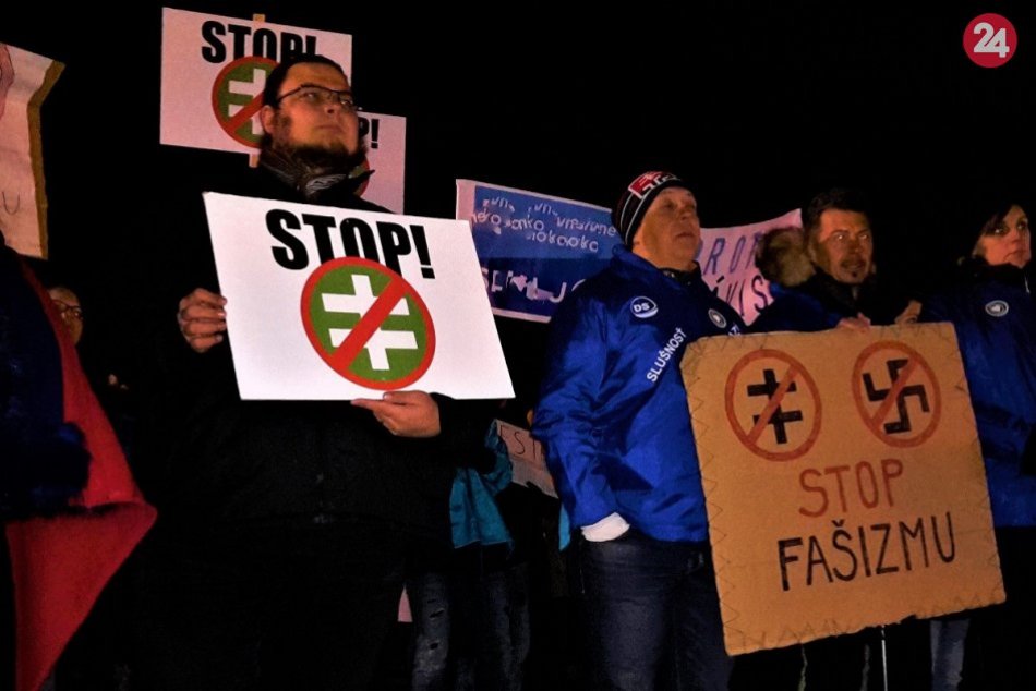 Ilustračný obrázok k článku Beluša bez nenávisti: Kotlebovci sa zišli v kulturáku, vonku stáli demonštranti, FOTO