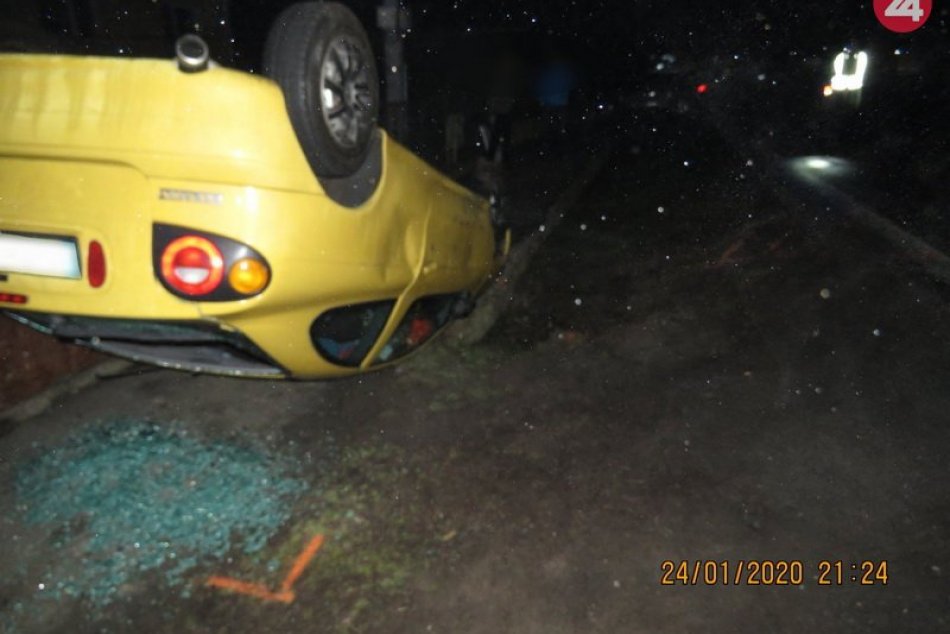 Ilustračný obrázok k článku Šmyk pri predbiehaní: Vodička skončila s autom prevrátená na streche, FOTO