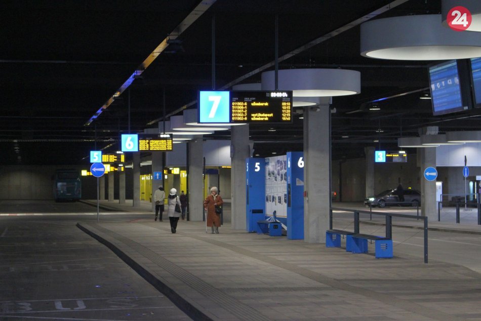 Ilustračný obrázok k článku Nástupištia na bystrickej stanici zívajú prázdnotou: Zmizli autobusy aj cestovné poriadky, FOTO