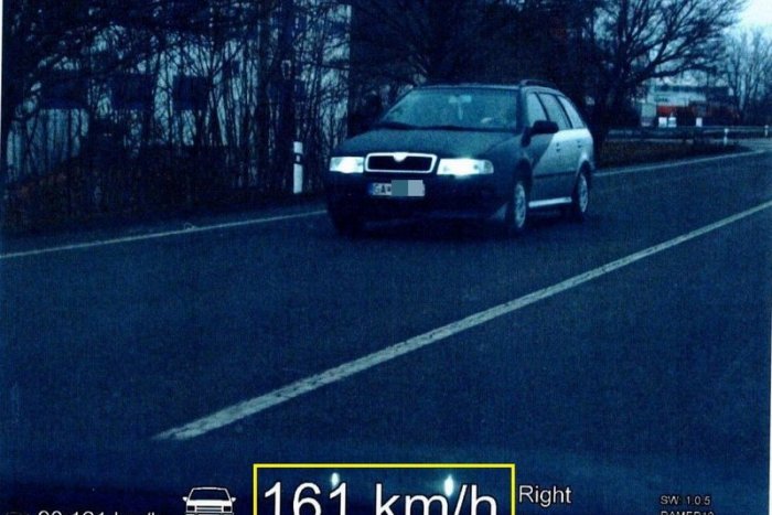 Ilustračný obrázok k článku Na ceste si to šinul ako blázon: Ťažká noha na plyne ho vyšla poriadne draho