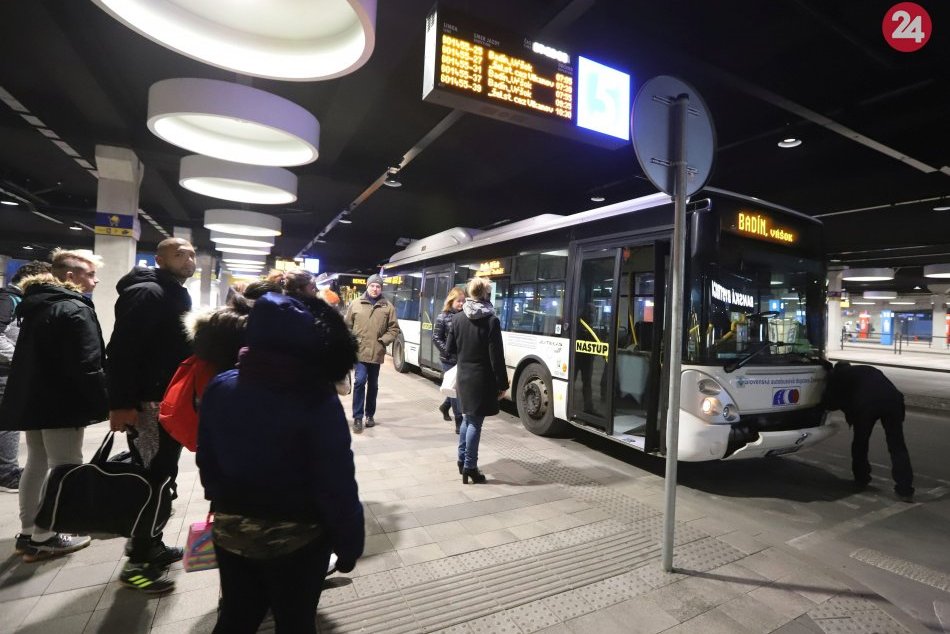 Ilustračný obrázok k článku Na bystrickej autobuske vládne čulý ruch: Zábery po obnovení prímestskej dopravy, FOTO