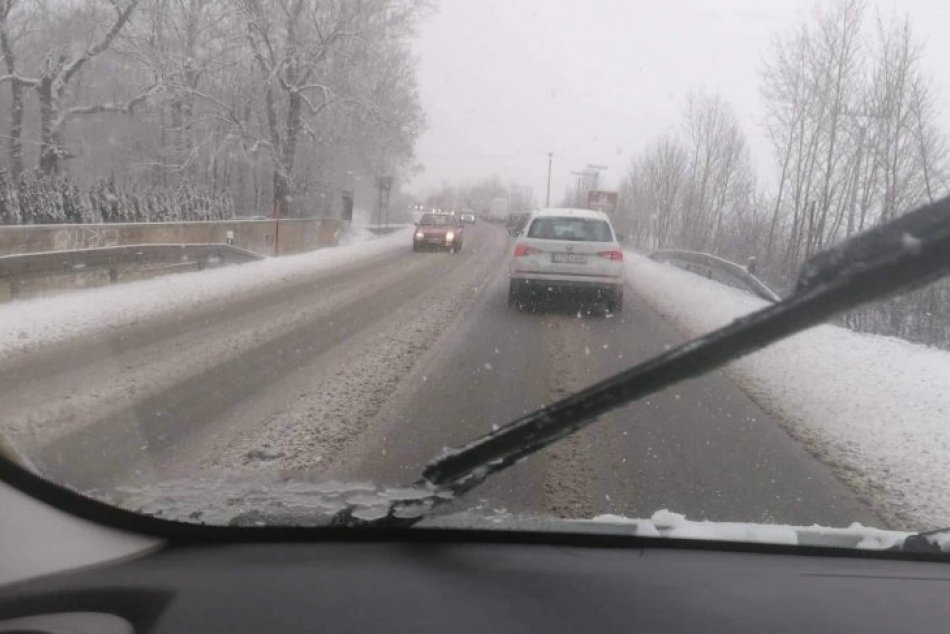Ilustračný obrázok k článku Sneženie prinieslo komplikácie na cestách Prešovského kraja. Situácia sa už upokojila