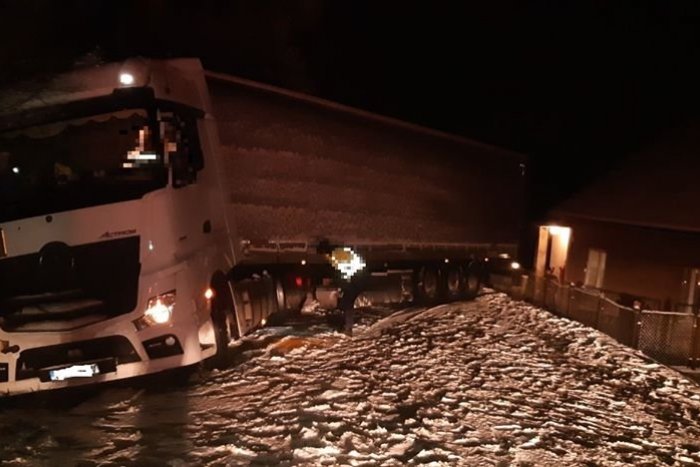 Ilustračný obrázok k článku Cesta neďaleko Žiaru je neprejazdná: Policajti hlásia skrížený kamión