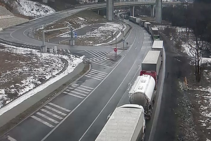 Ilustračný obrázok k článku Kolóna kamiónov sa ťahá až na D3: Tunel Považský Chlmec uzavreli