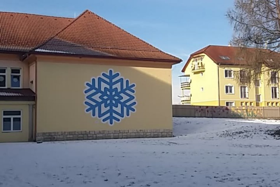 Ilustračný obrázok k článku Snehová vločka, akú inde neuvidíte: Škola v Markušovciach je držiteľom slovenského rekordu, FOTO