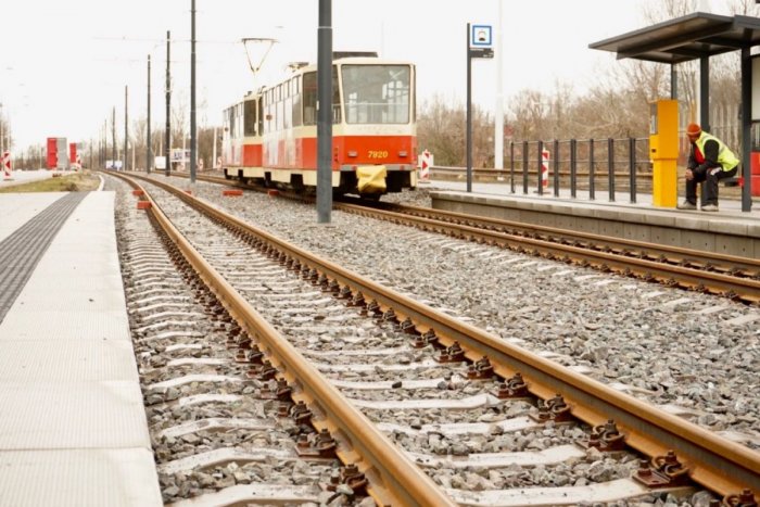 Ilustračný obrázok k článku Električka otestovala zmodernizovanú trať v Dúbravke