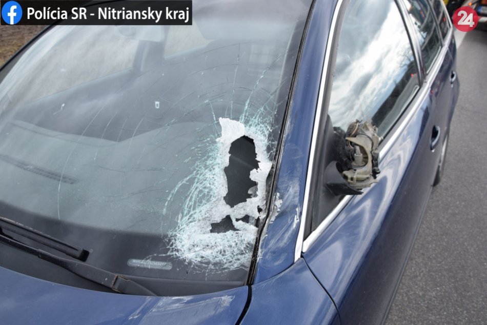 Ilustračný obrázok k článku Vietor vyčíňal aj v okolí Zámkov: Polámané stromy a múr, ktorý spadol na auto