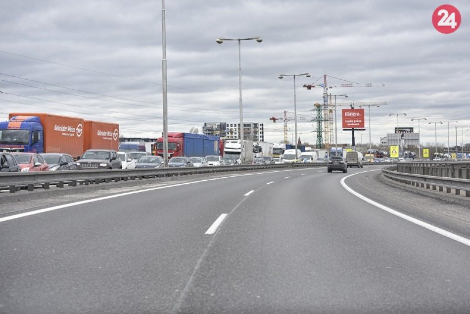 Ilustračný obrázok k článku Motoristi sa musia pripraviť na obchádzky: Na Prístavnom moste bude čiastočná uzávera