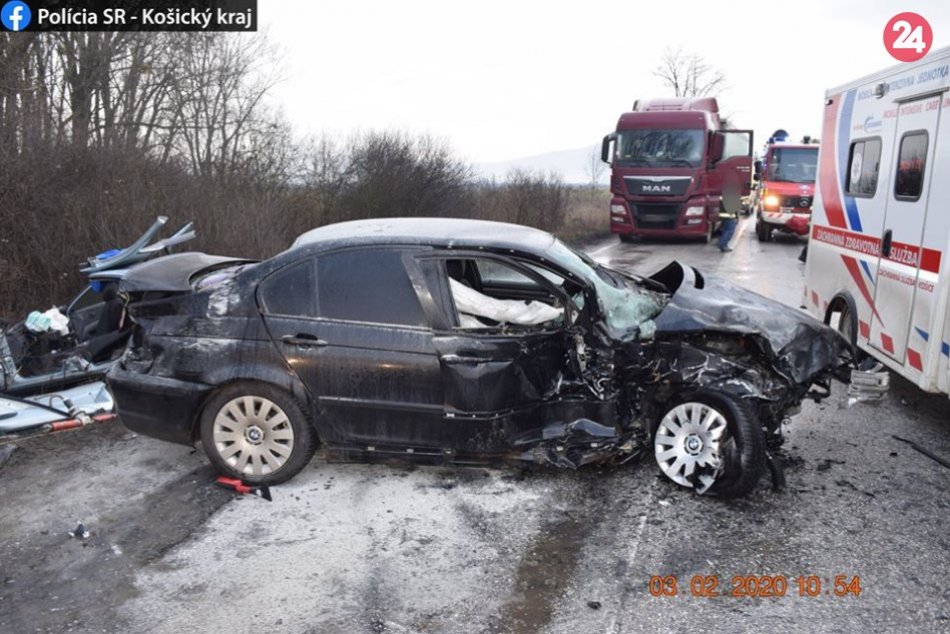 Ilustračný obrázok k článku Vodič (30) prešiel na svojom BMW do protismeru, zrazil sa s ďalším autom, FOTO