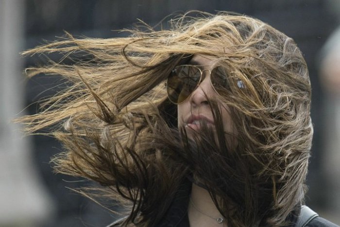 Ilustračný obrázok k článku Držte si rúška, pre okres Prešov meteorológovia vydali výstrahu kvôli vetru