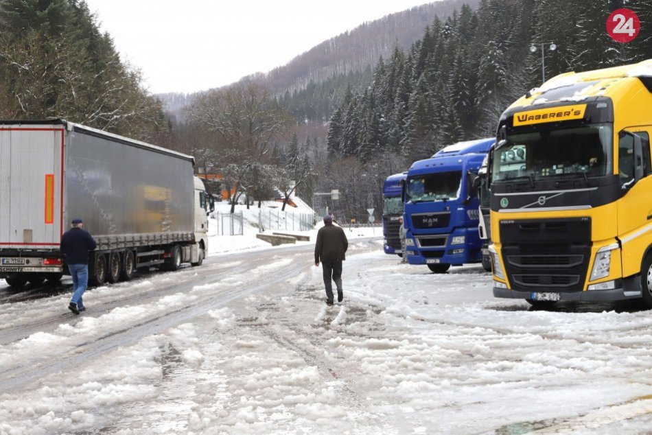 Ilustračný obrázok k článku Na Donovaloch rátajte s obmedzením: Horský priechod uzavreli pre nákladnú dopravu