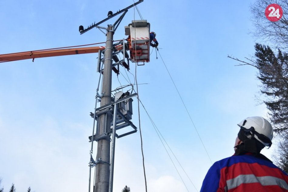 Ilustračný obrázok k článku Stredné Slovensko čelí energetickej kalamite: Zasahujú všetci dostupní elektrikári a piliari