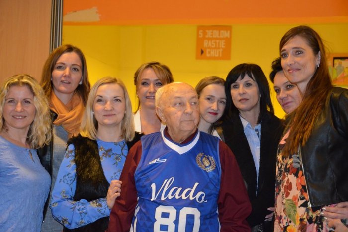 Ilustračný obrázok k článku Mal špeciálne prekvapenie: Legendárny basketbalový tréner v Prešove oslávil osemdesiatku