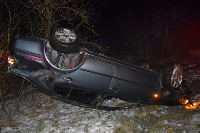 Ilustračný obrázok k článku Pri Prešove zišiel vodič mimo vozovky: Auto po nehode skončilo na streche, FOTO
