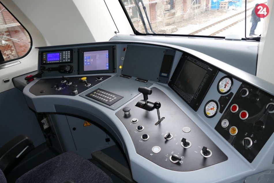 Ilustračný obrázok k článku Rušňovodič nedokázal zabrániť stretu vlaku s chodcom: Muža previezli do nemocnice