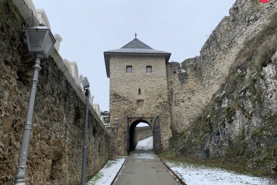 Ilustračný obrázok k článku Návštevnosť Trenčianskeho hradu výrazne klesla: Najväčšie lákadlá roka