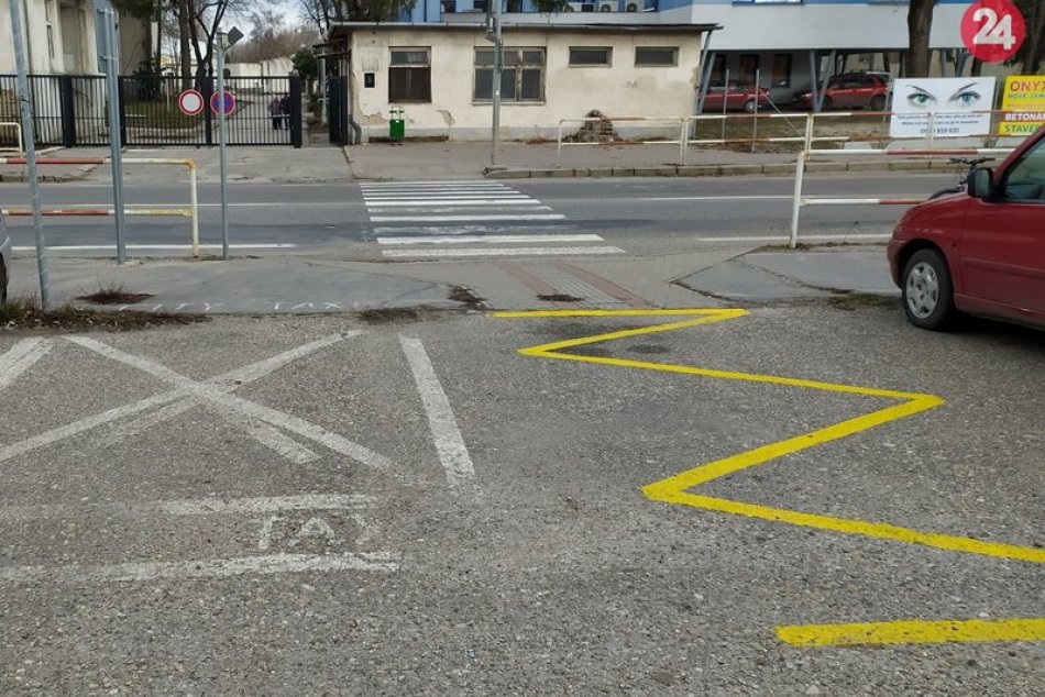 Ilustračný obrázok k článku Priechod pre chodcov blokovali autá: Mesto sa podujalo na provizórne riešenie