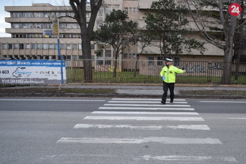 Ilustračný obrázok k článku Pred školami bude bezpečnejšie: Mestskí policajti sa vracajú na priechody pre chodcov