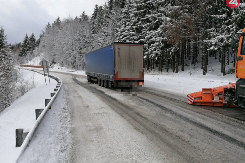 Ilustračný obrázok k článku Dopravu komplikuje utlačený sneh: Donovaly uzavreli pre kamióny