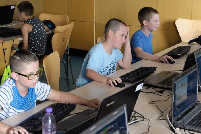 Ilustračný obrázok k článku Výborná správa pre fiľakovských školákov: Dostanú nové učebne a moderné IT vybavenie