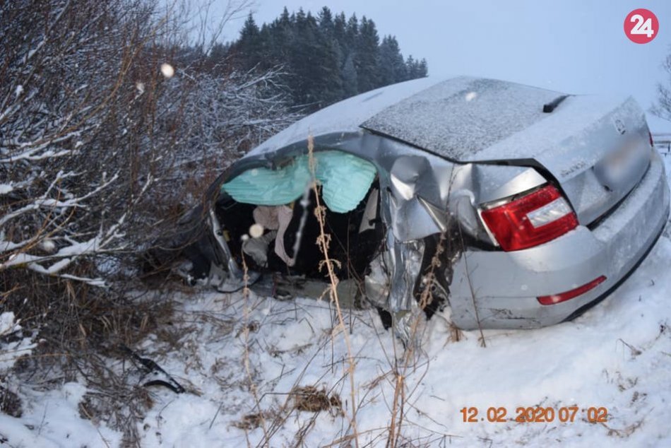Ilustračný obrázok k článku Nehoda v Hybiach: Auto po zrážke s autobusom skončilo v priekope, FOTO