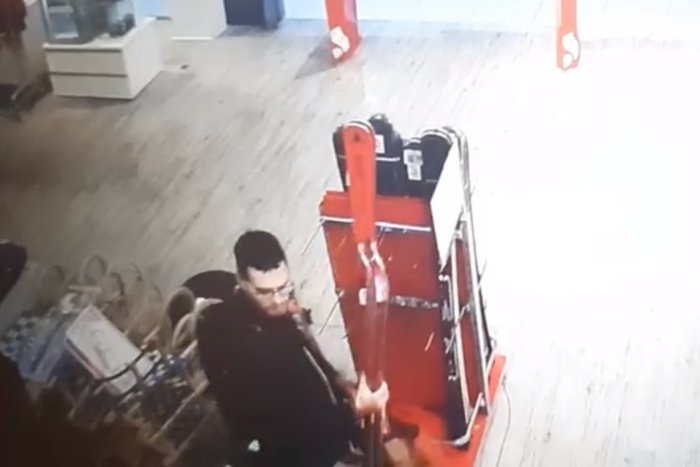 Ilustračný obrázok k článku Zobral si lyže a odišiel: Poznáte zlodeja z nákupného centra v Trenčíne? VIDEO