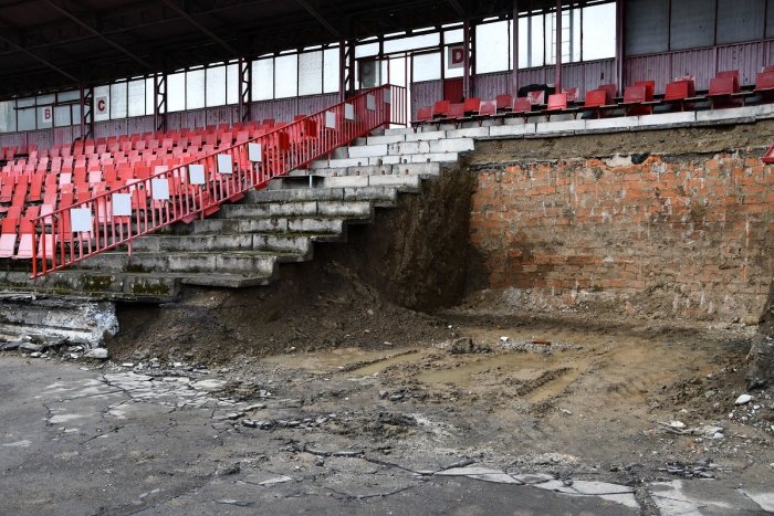 Ilustračný obrázok k článku Prestavba štadióna v Považskej v plnom prúde: Striedačky sú fuč, čo ešte zmizne?