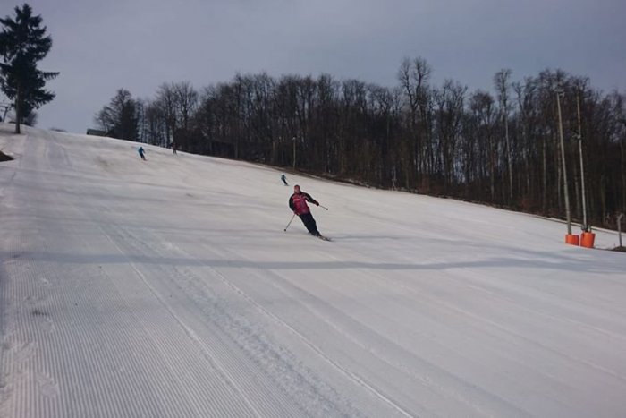 Ilustračný obrázok k článku Nemáte na prázdninovú lyžovačku v Rakúsku? Zoberte deti na Pezinskú Babu!