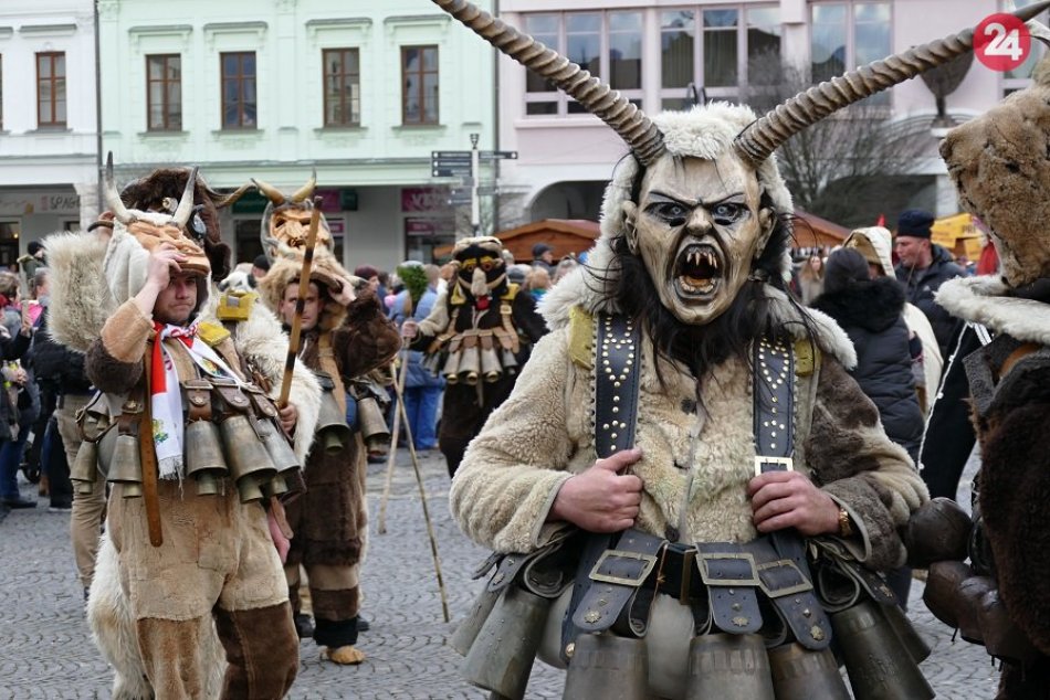 Ilustračný obrázok k článku Tradičné kroje aj hrozivé príšery: Atmosféra žilinských fašinagov na FOTKÁCH a VIDEU