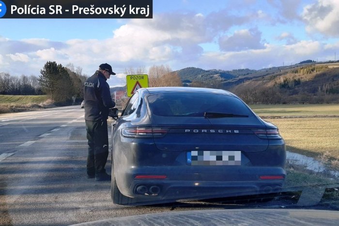 Ilustračný obrázok k článku Poliak na Porsche cez dedinu 111 km/h: Sledujte tú kanonádu bločkov od našich policajtov! FOTO
