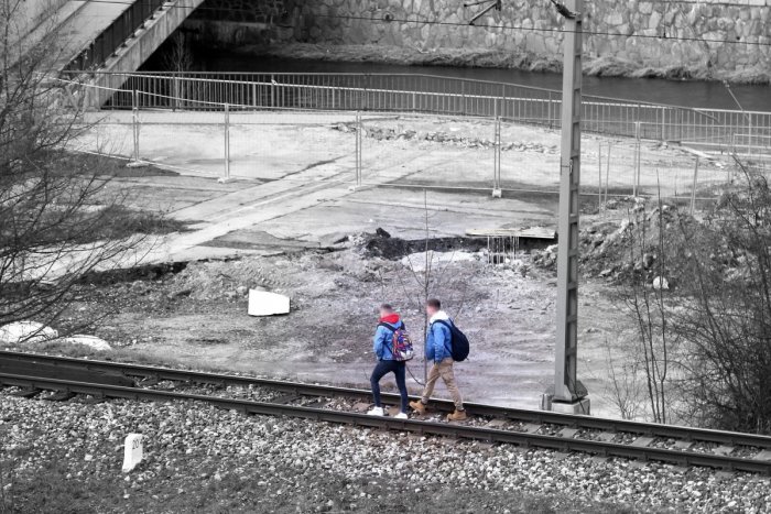 Ilustračný obrázok k článku Mohlo dôjsť k nešťastiu: Chlapci sa v centre Bystrice prechádzali priamo po koľajniciach