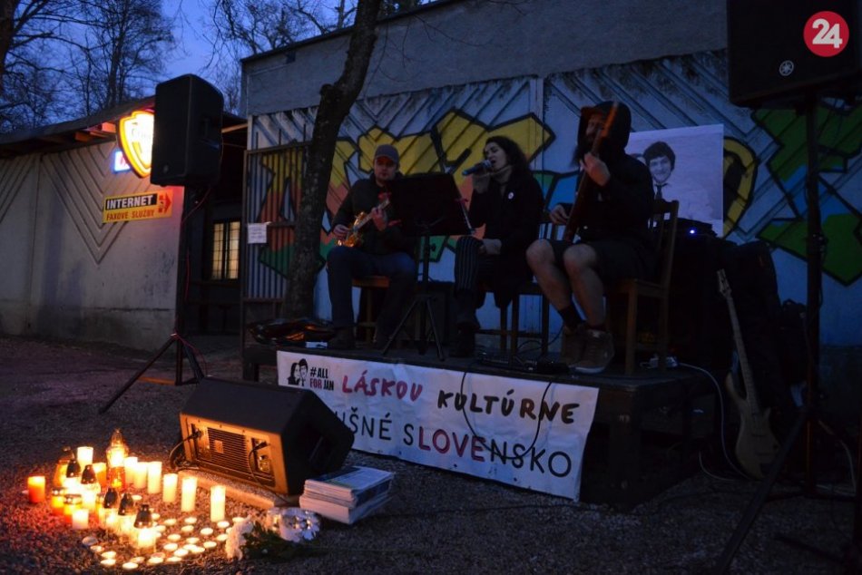 Ilustračný obrázok k článku Zlaté Moravce spomínali: Uctili si pamiatku Jána a Martiny, FOTO