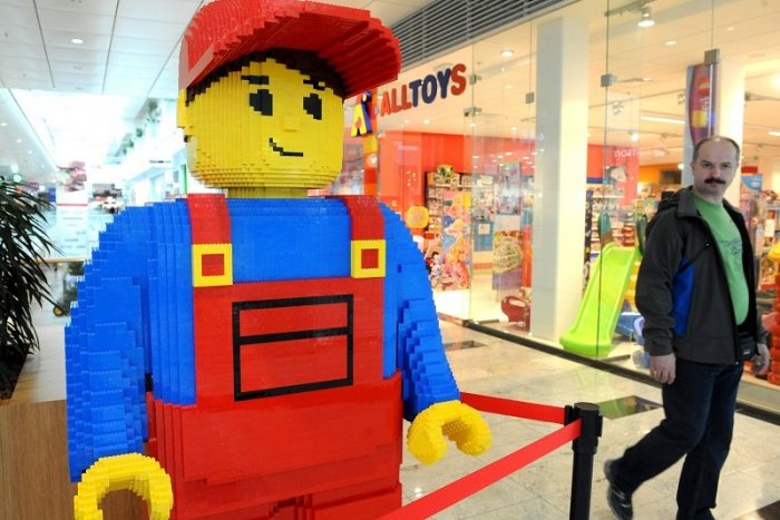 Ilustračný obrázok k článku Zomrel muž, ktorý navrhol ikonickú figúrku v stavebniciach Lego