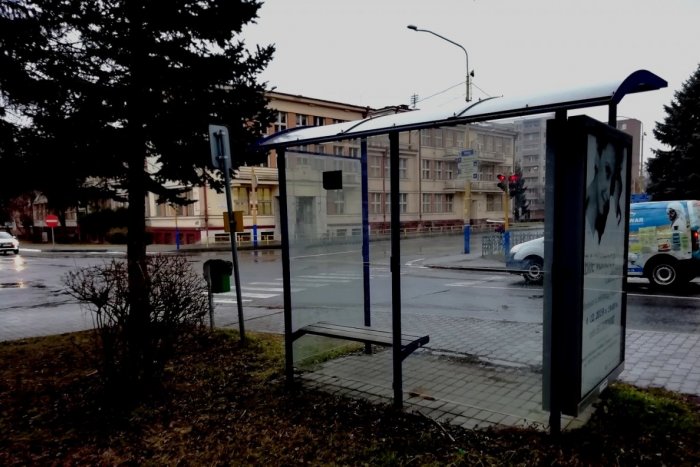 Ilustračný obrázok k článku Silný vetrisko opäť úraduje: Kontroluje niekto stav autobusových zastávok v Humennom?