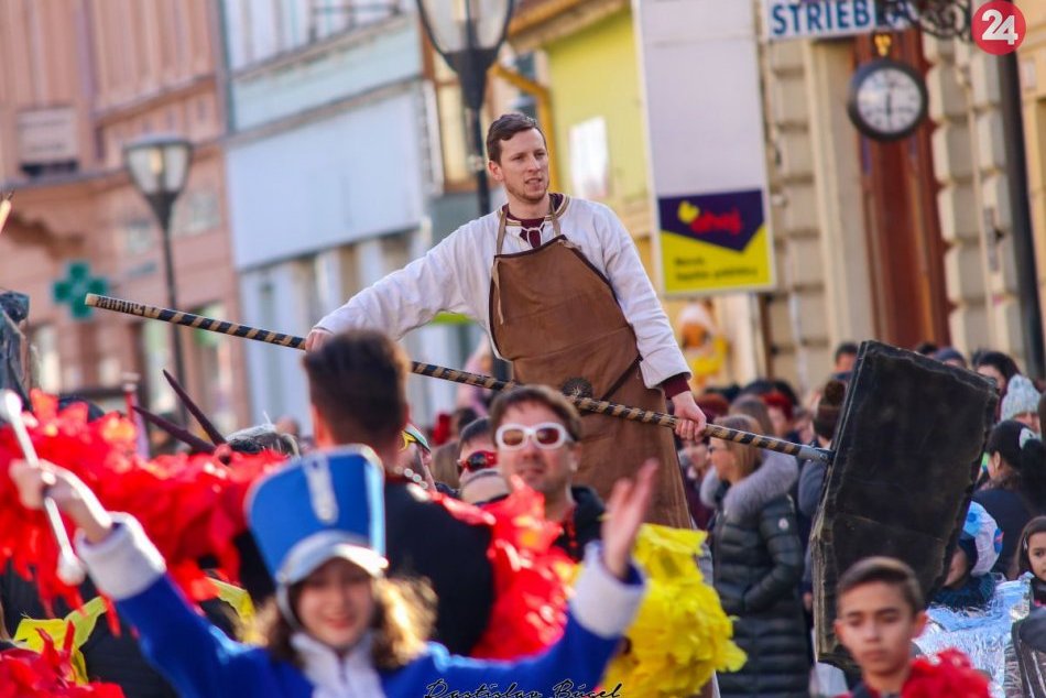 Ilustračný obrázok k článku Masky, zábava a tradície: Nitrianske fašiangy zaplnili námestie, FOTO