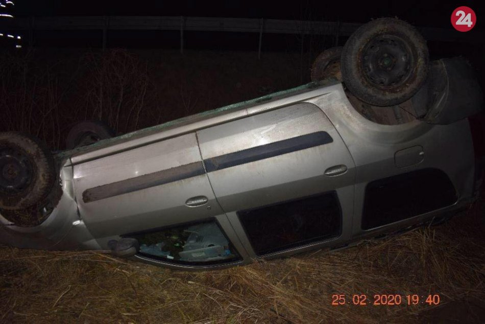 Ilustračný obrázok k článku Vyše 2,5 promile pod čapicou: Opitý vodič prevrátil auto na strechu, FOTO