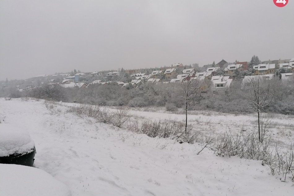 Ilustračný obrázok k článku Zima ešte nekončí, Perinbaba opäť v Košiciach vyprášila periny, FOTO