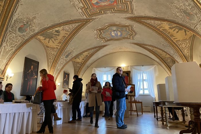 Ilustračný obrázok k článku Radosť odovzdať hlas: Vo Finticiach pri Prešove volili v jednej z najkrajších miestností