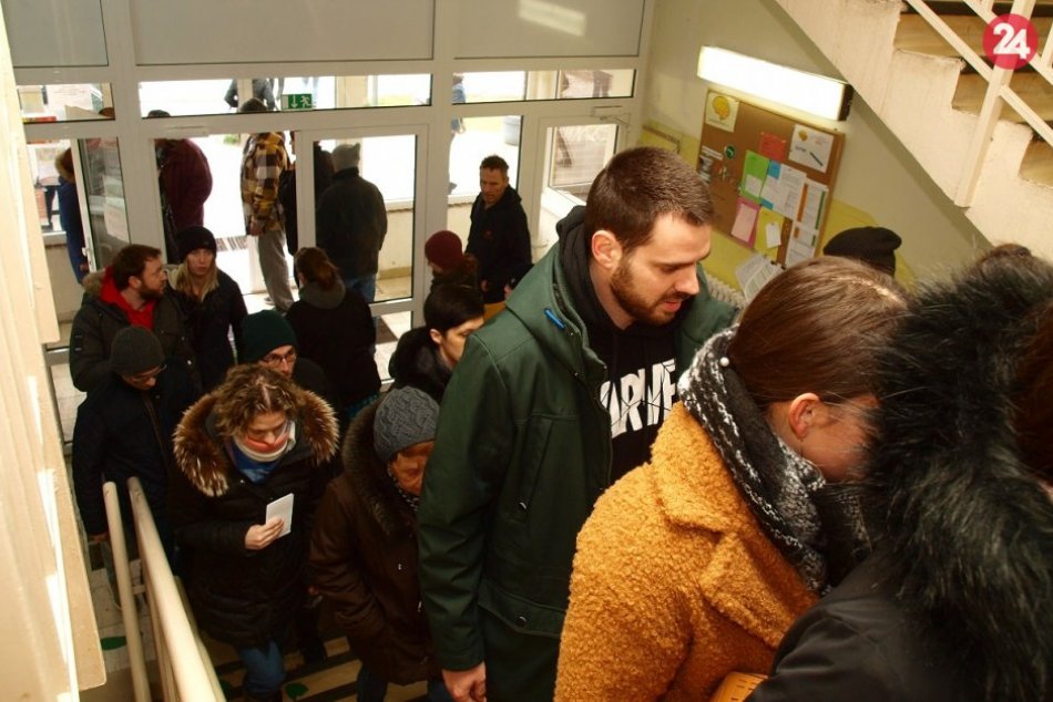 Ilustračný obrázok k článku Záujem o voľby v Nitre je vysoký: Ľudia prichádzajú k urnám bez prestávky