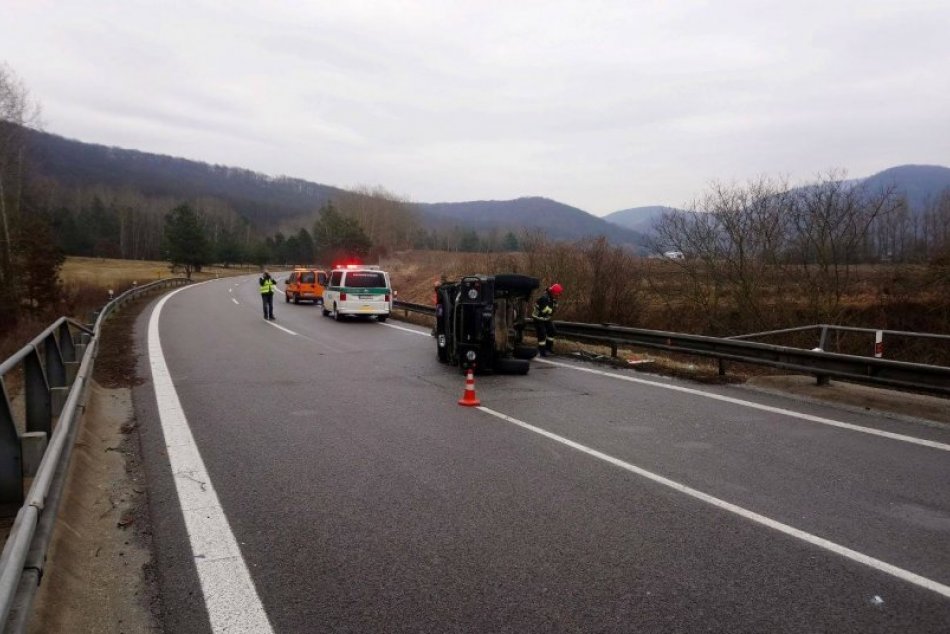 Ilustračný obrázok k článku Nehoda na zjazde z R1: Auto skončilo na boku, FOTO