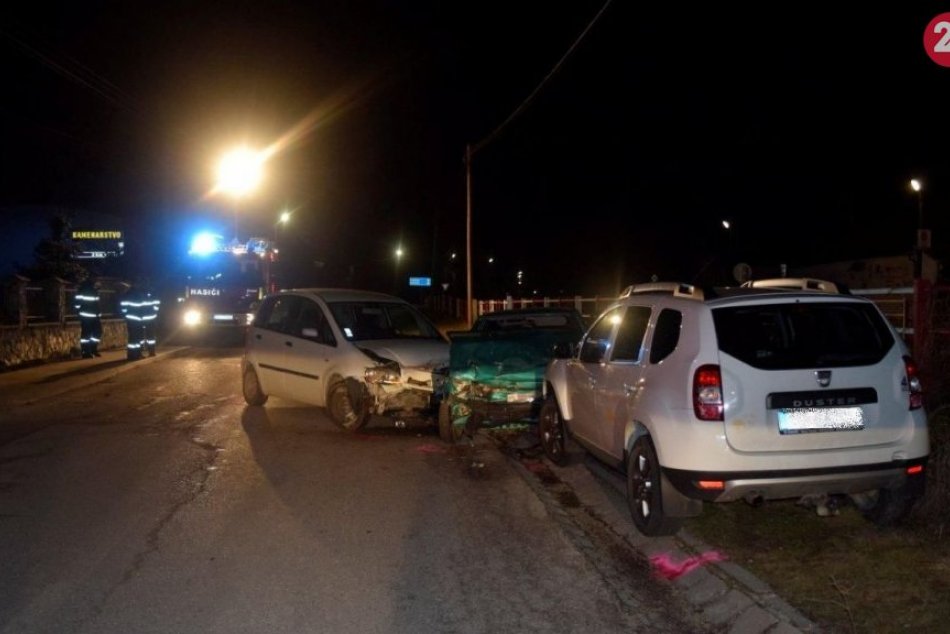 Ilustračný obrázok k článku Vodič zdemoloval zaparkované autá: Zraneným kamarátom nepomohol, dal sa na útek