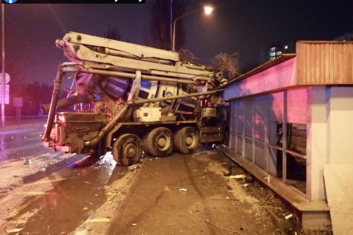 Ilustračný obrázok k článku Vážna nehoda v Košiciach: Zranené je aj dieťa, auto skončilo v zastávke! FOTO