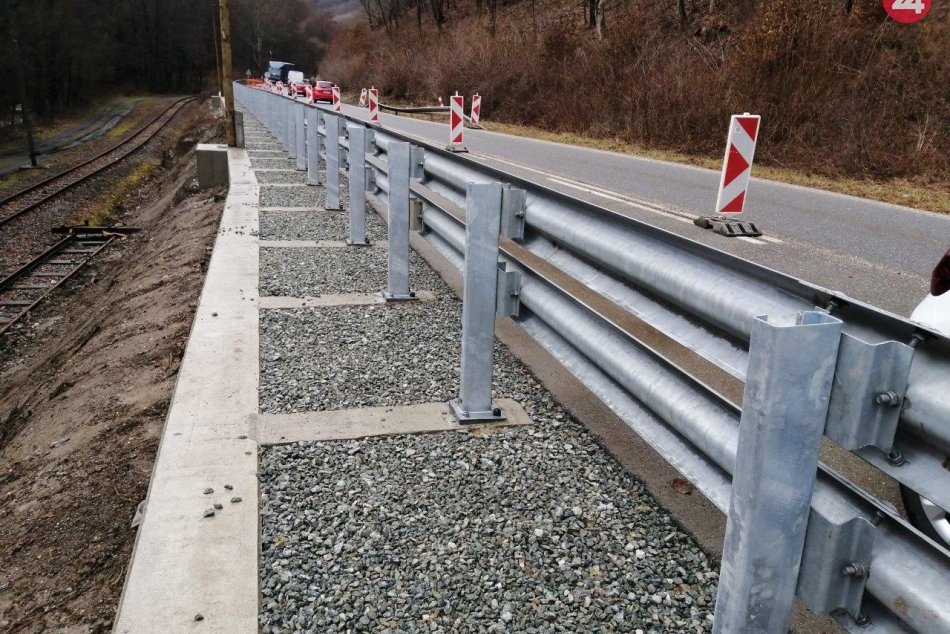 Ilustračný obrázok k článku Na Čermeľskej ceste pri Detskej železničke boli osadené nové, pevnejšie zvodidlá, FOTO