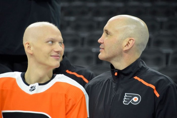 Ilustračný obrázok k článku Krásne gesto hokejistov Philadelphie: Na tímové fotenie pozvali spoluhráča s rakovinou! FOTO