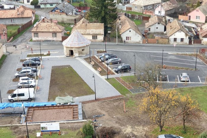 Ilustračný obrázok k článku Fiľakovčania sa potešia: Radnica vytvorí plochu na oddych aj parkovanie