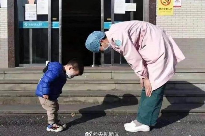 Ilustračný obrázok k článku Len 2-ročný chlapček sa vyliečil z koronavírusu! Lekárom venoval dojímavé gesto