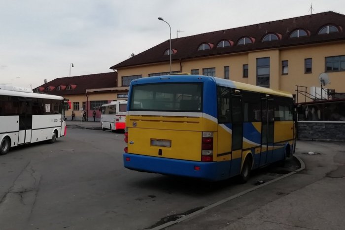 Ilustračný obrázok k článku Koronavírus: Dopravca dezinfikuje autobusy, mesto odporúča nechodiť na pohreby