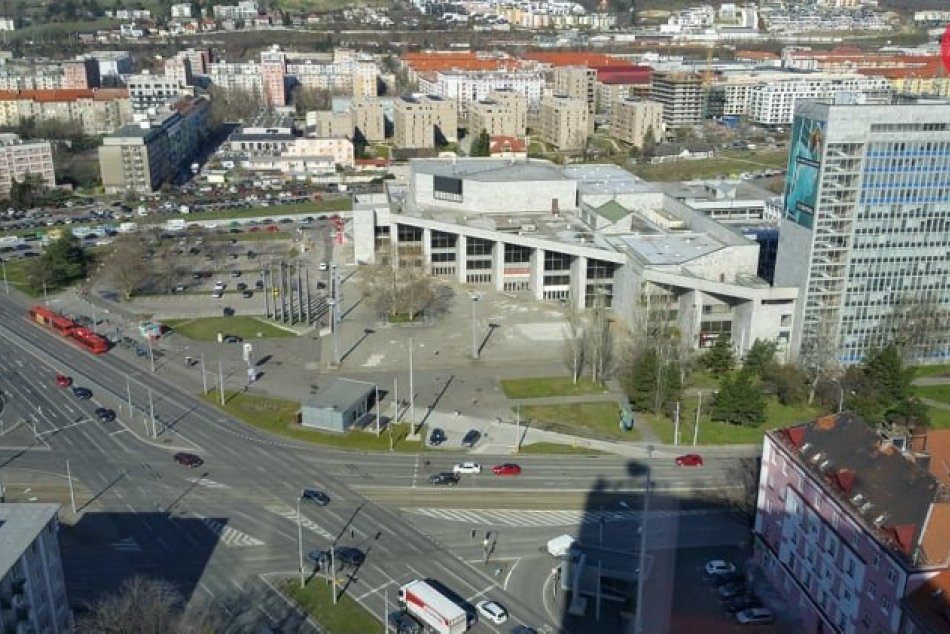 Ilustračný obrázok k článku ZBOHOM, Istropolis: Bývalý Dom odborov ZBÚRAJÚ. Kde skončí vzácny mramor?